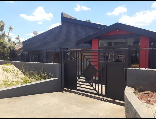 3 BEDROOM HOUSE FOR SALE IN LENYENYE